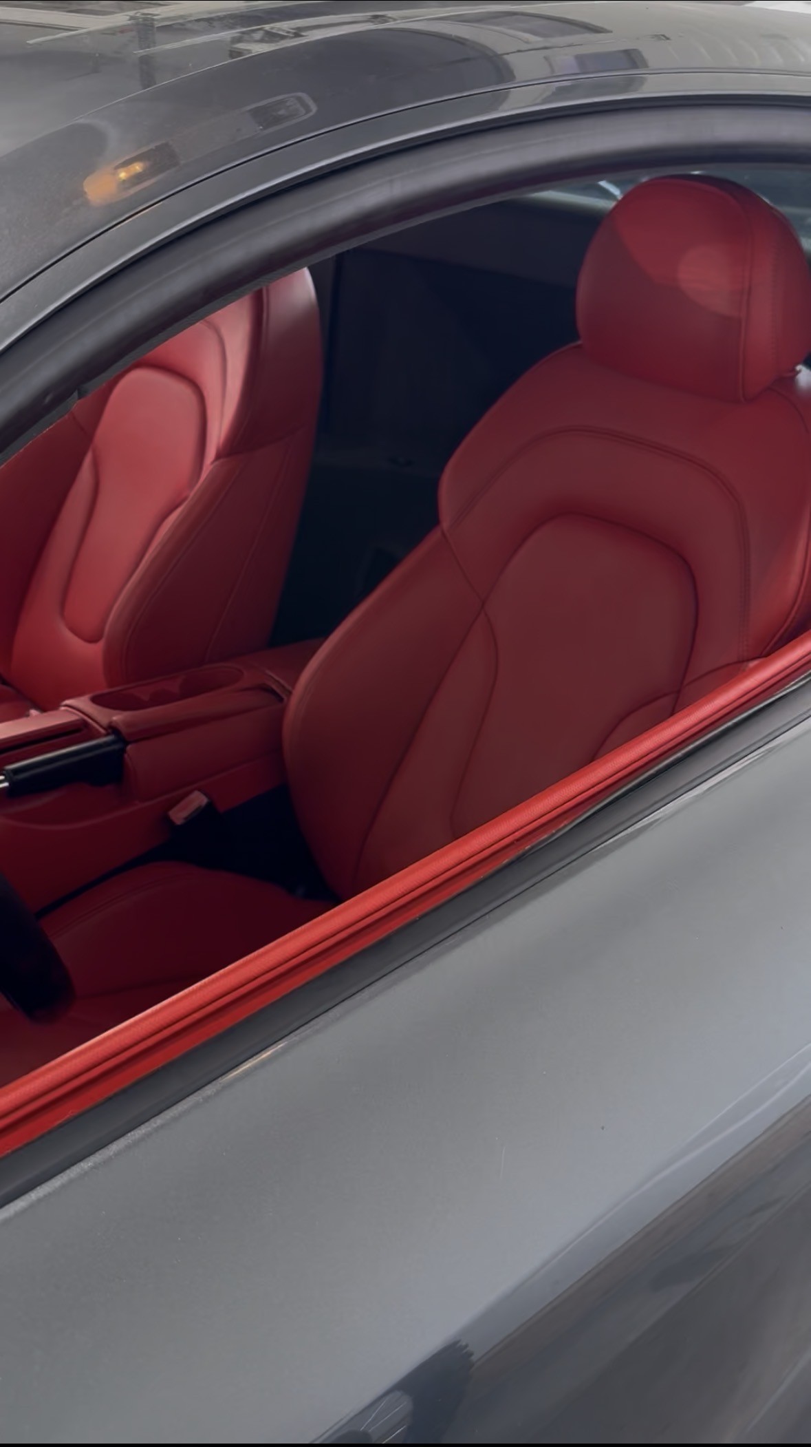 Audi R8 — cuir rouge profond